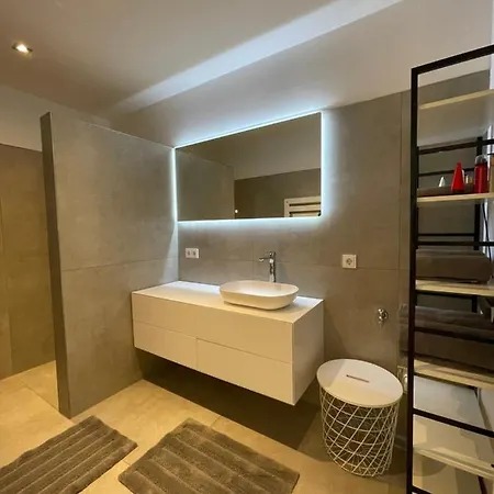 Neu Apartment *